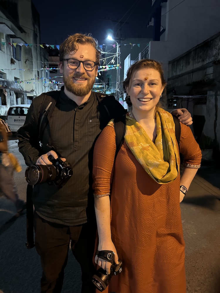 Thom de Bie tijdens een filmopname in India