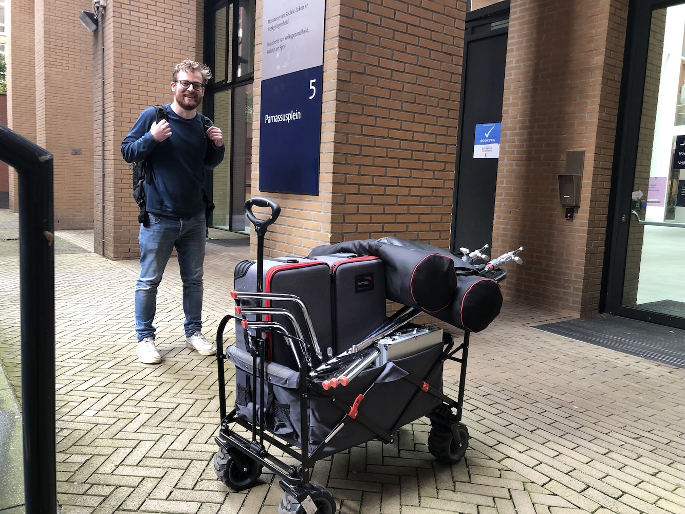 Thom de Bie filmt een documentaire op locatie
