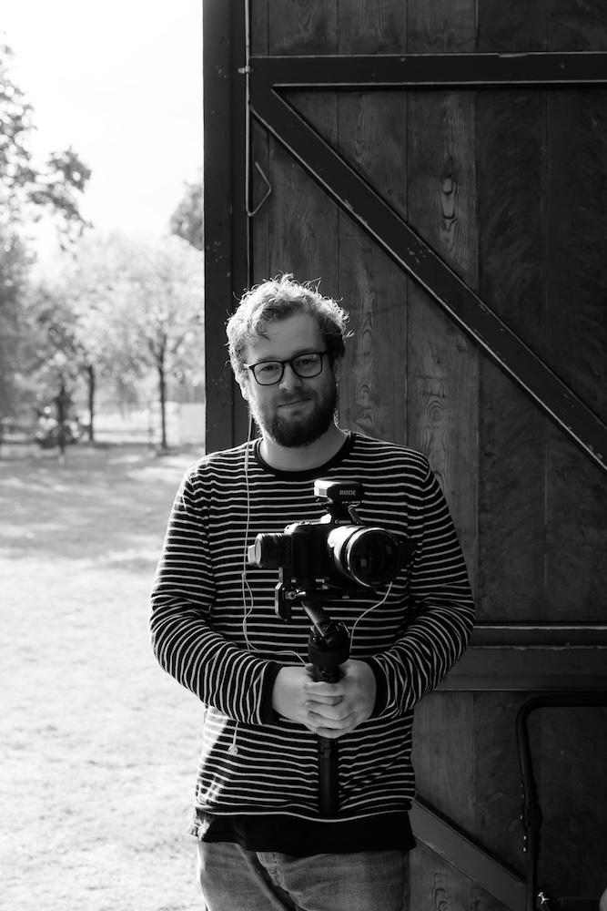 Thom de Bie aan het werk als cameraman voor Moker Media